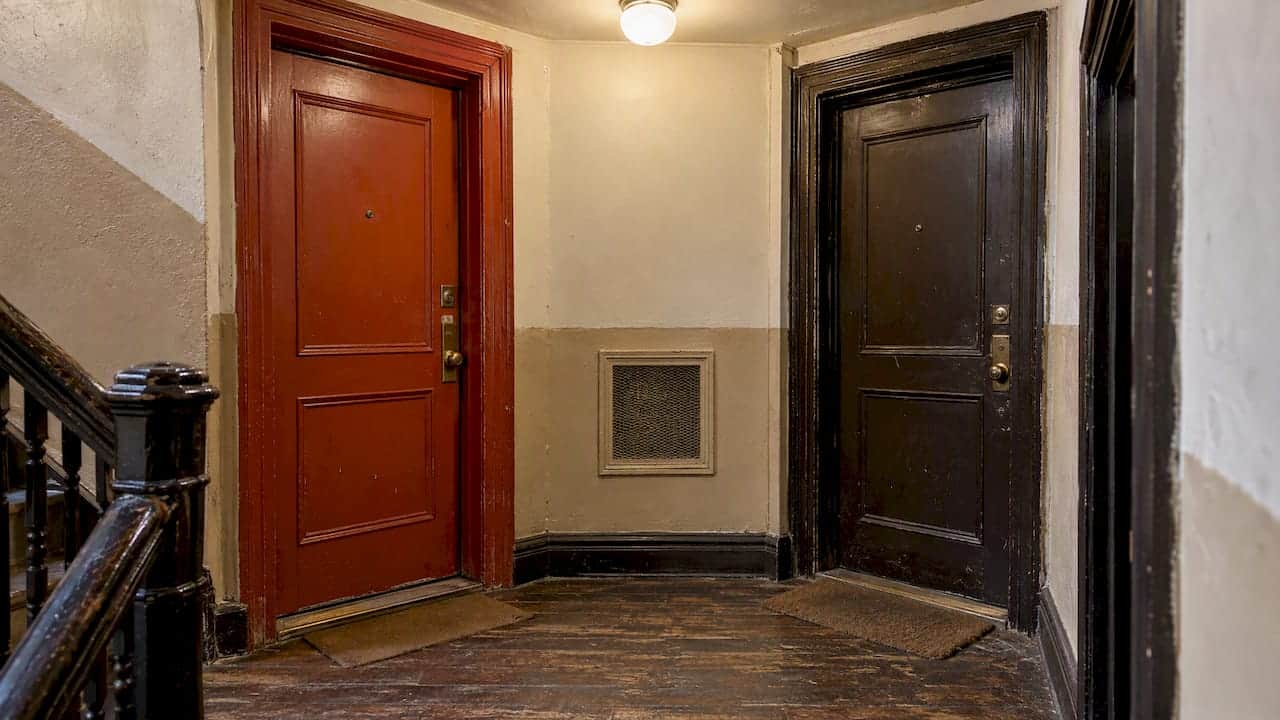 Shared apartment doors and hallway ventilation